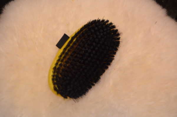 Brosse dure - noir dessus en jaune
