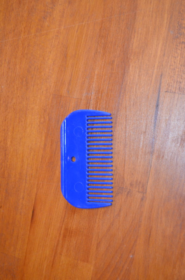 Peigne bleu en plastique dur